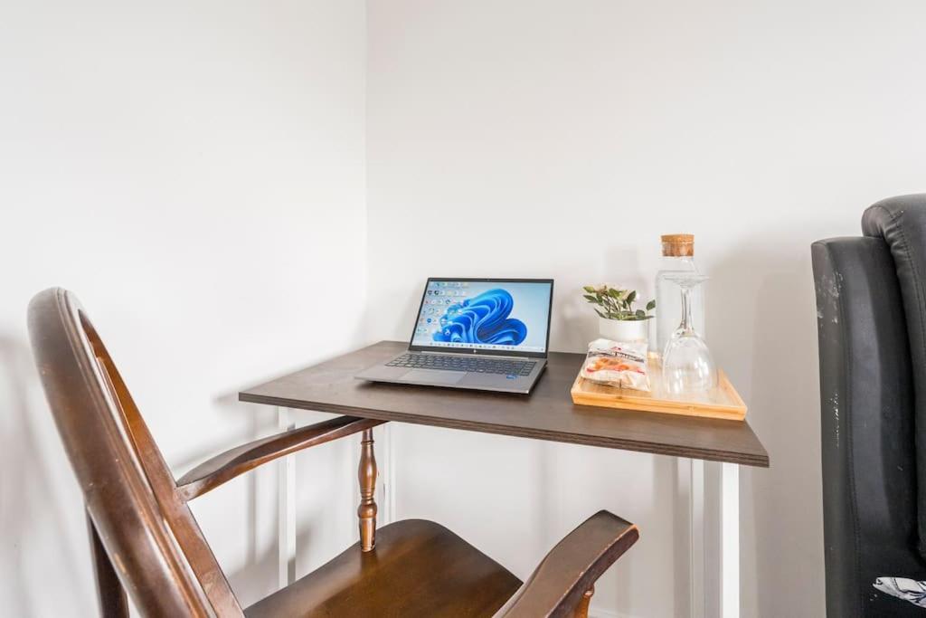 En-Suit Room With Free Dedicated Parking Manchester Exterior foto