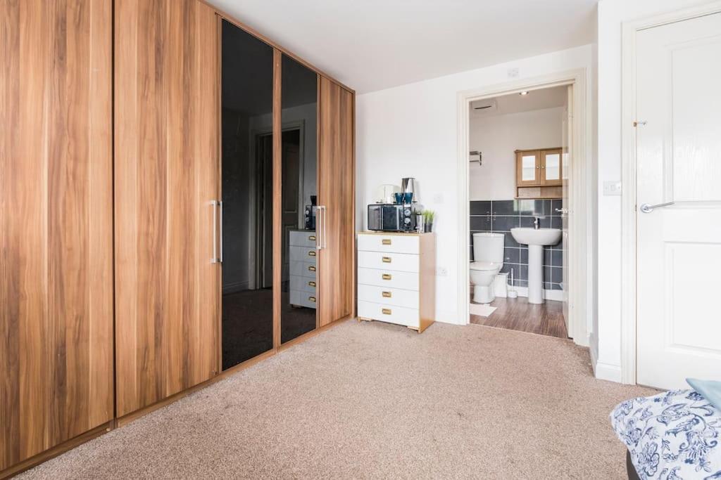 En-Suit Room With Free Dedicated Parking Manchester Exterior foto