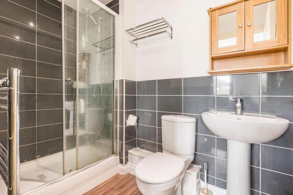 En-Suit Room With Free Dedicated Parking Manchester Exterior foto