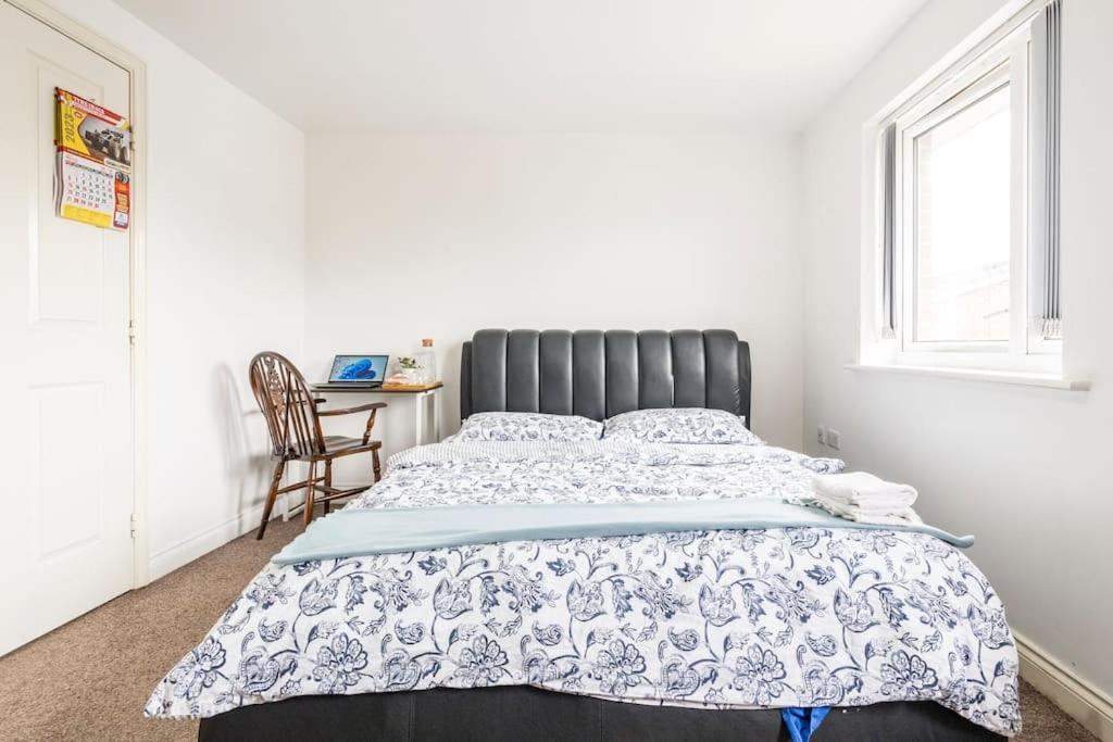 En-Suit Room With Free Dedicated Parking Manchester Exterior foto